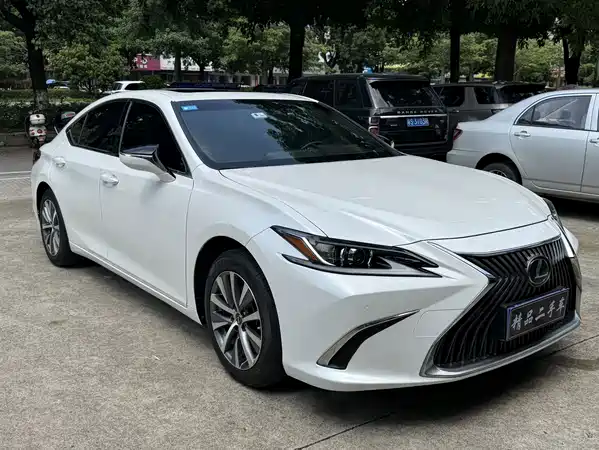 Lexus ES 2020