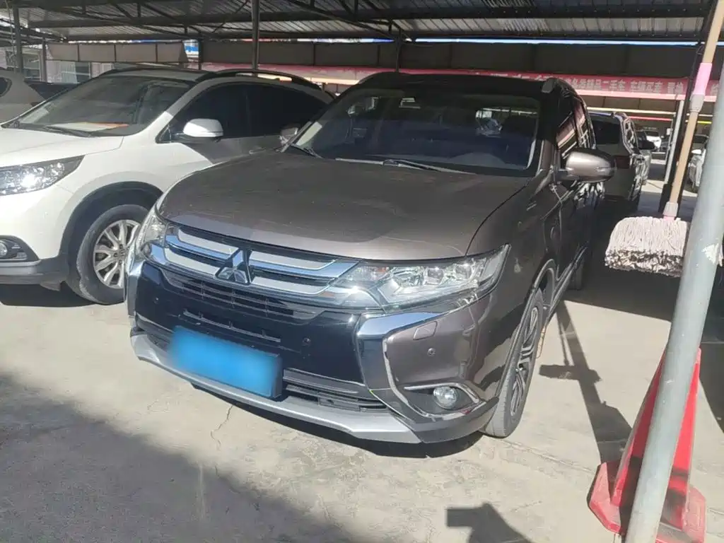Mitsubishi Outlander 2017 — фото 1