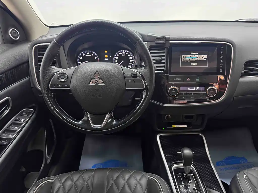 Mitsubishi Outlander 2021 — фото 14