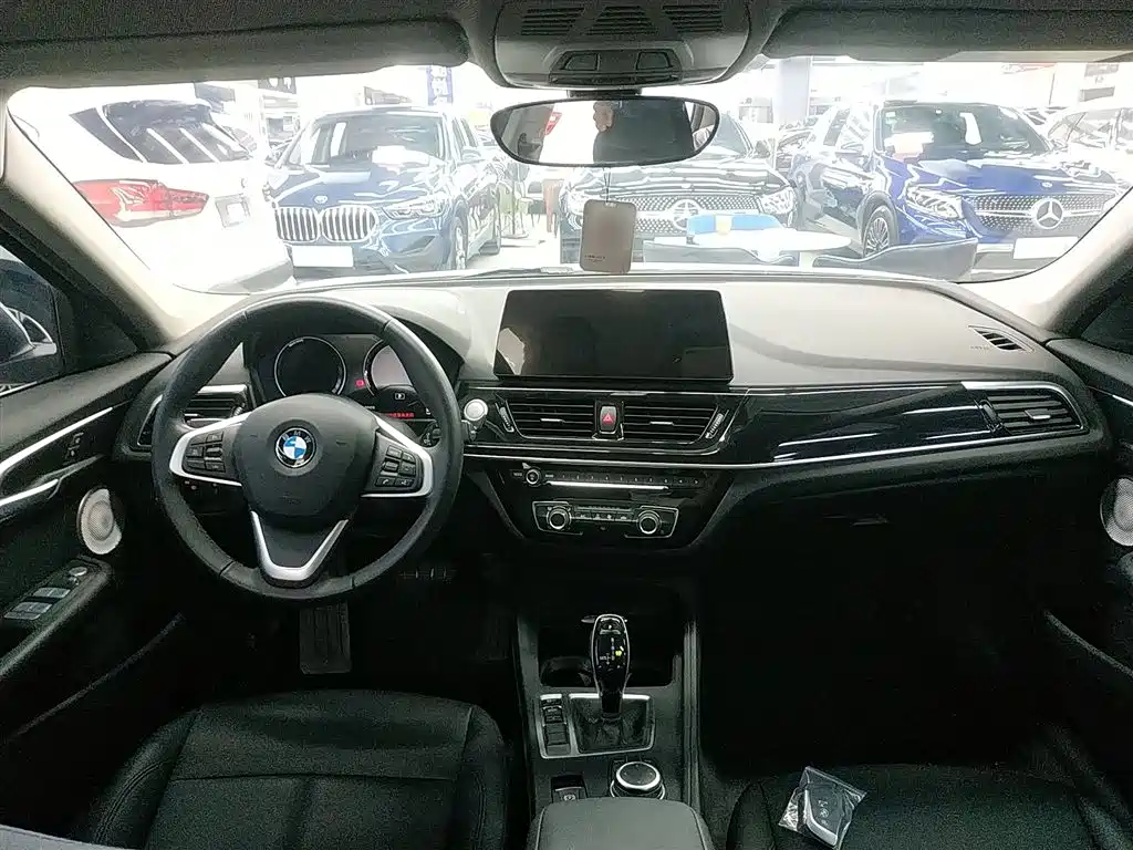 BMW 1 Series 2023 — фото 10