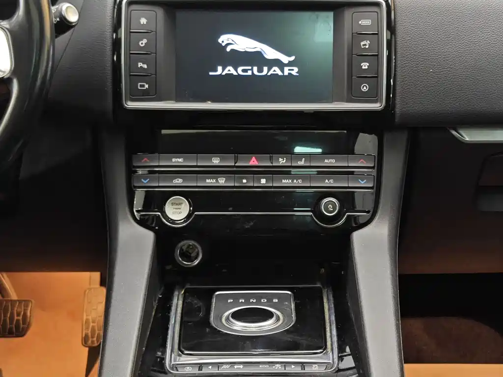 Jaguar F-PACE 2018 — фото 20