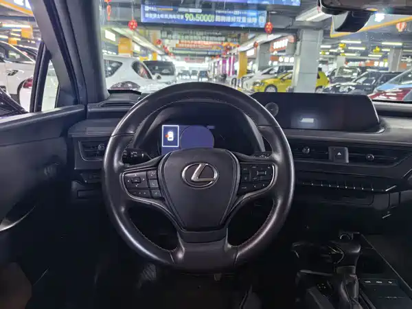 Lexus UX 2021