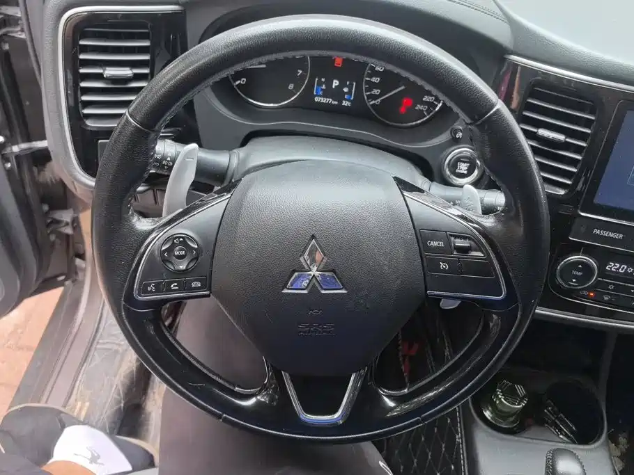 Mitsubishi Outlander 2017 — фото 15