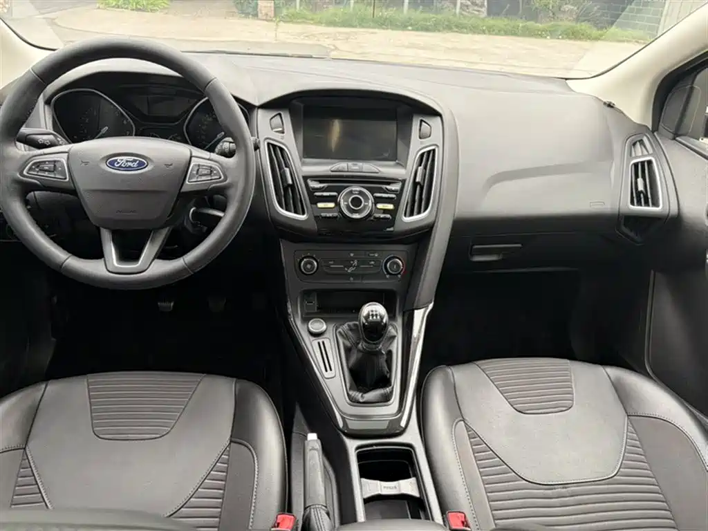 Ford Focus 2019 — фото 16