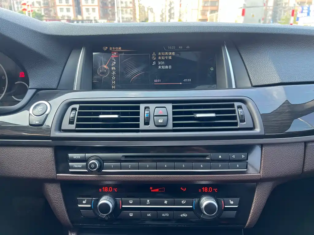 BMW 5 Series 2017 — фото 17