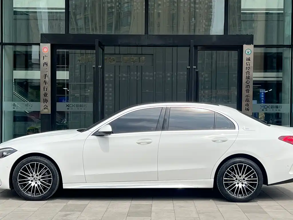 Mercedes-Benz C-Class 2023 — фото 3