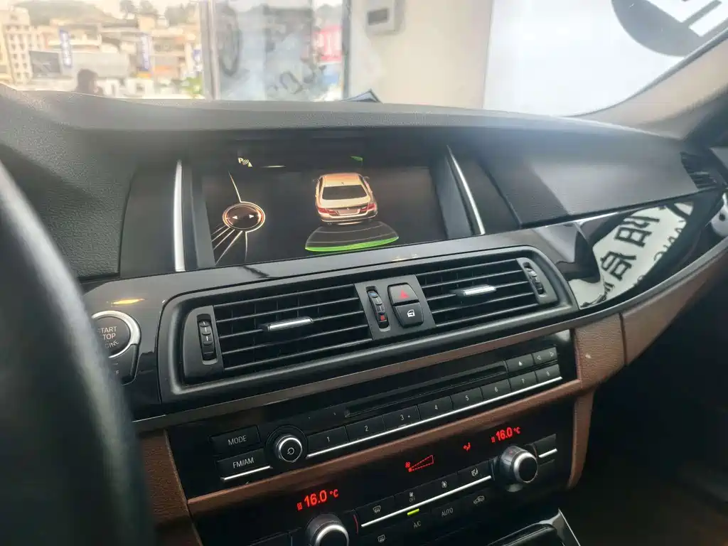 BMW 5 Series 2015 — фото 10