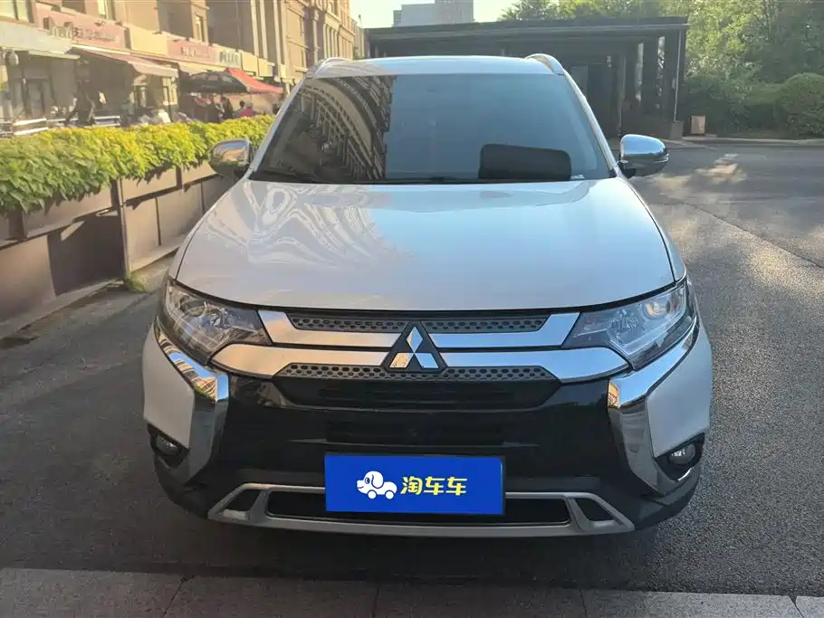 Mitsubishi Outlander 2020 — фото 2