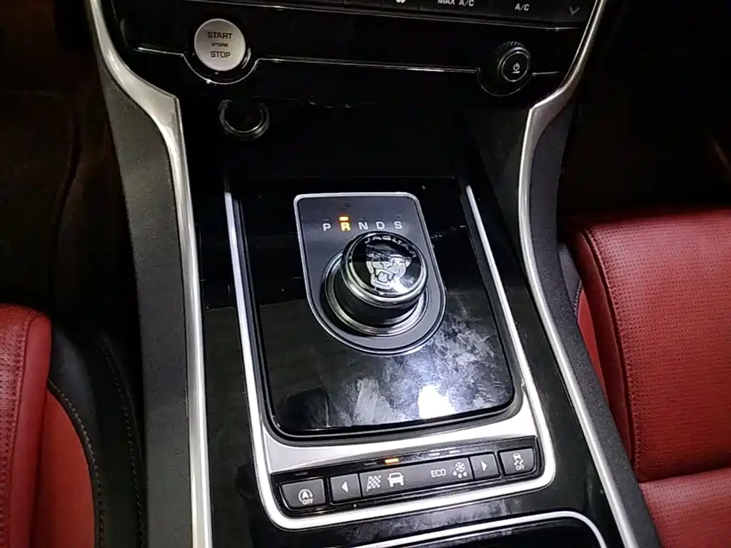 Jaguar XE 2017 — фото 14