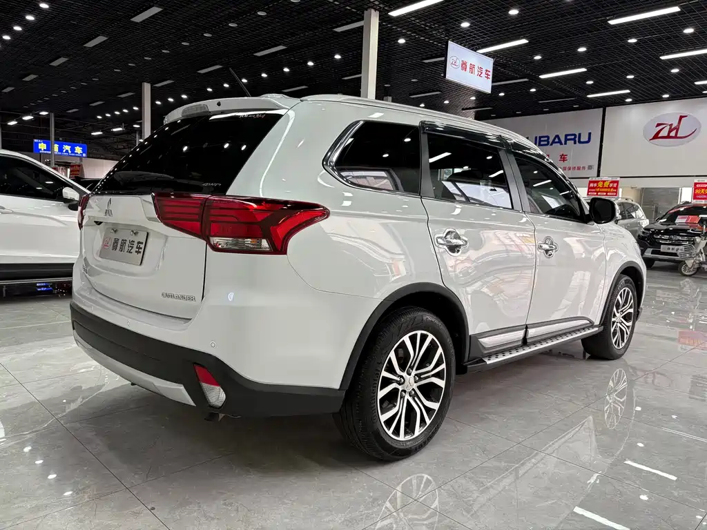 Mitsubishi Outlander 2017 — фото 8
