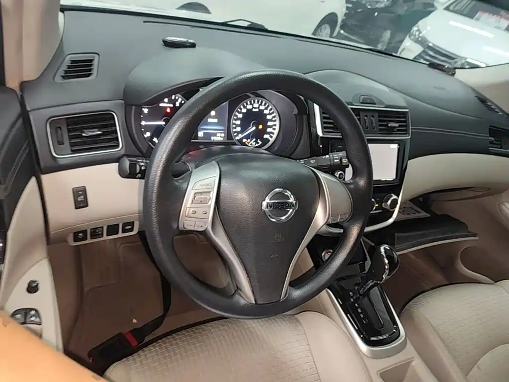 Nissan Tiida 2016 — фото 10