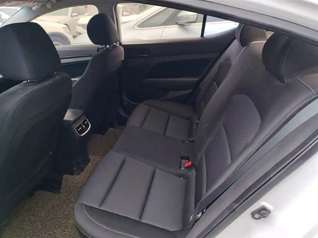Hyundai Elantra 2019 — фото 17