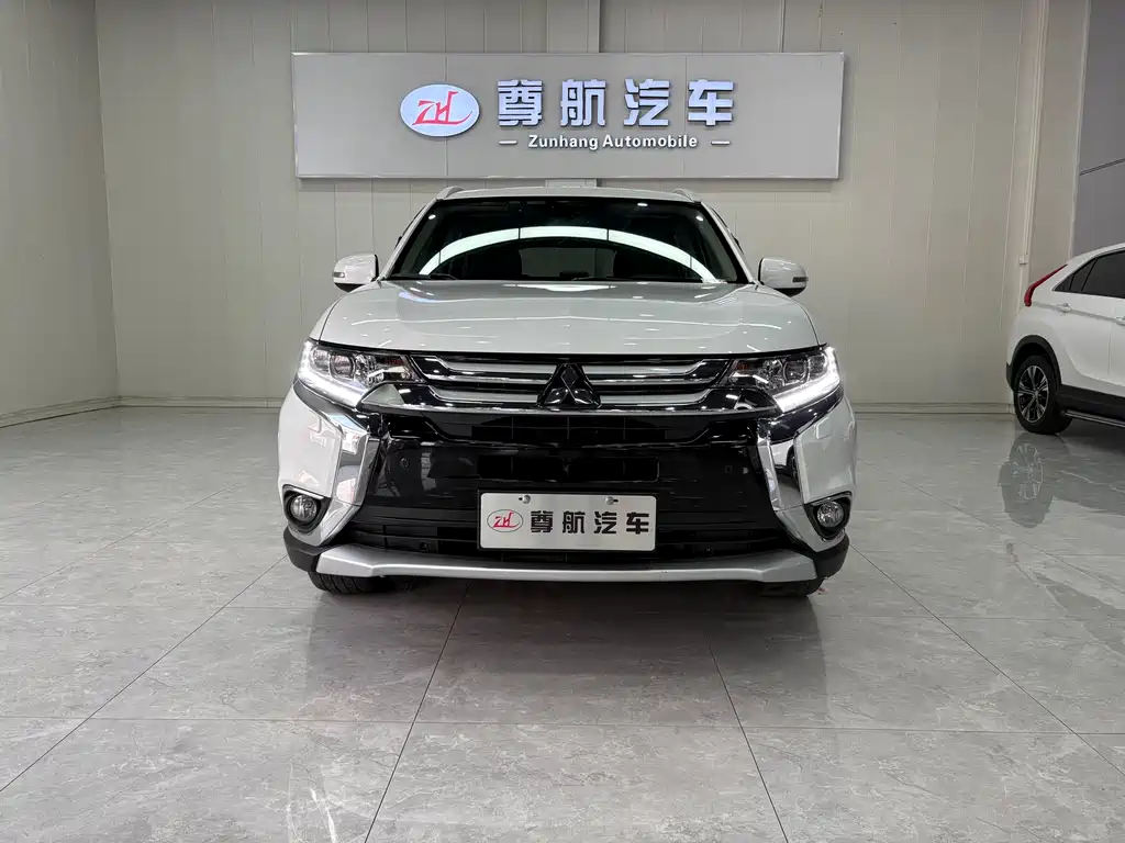 Mitsubishi Outlander 2017 — фото 3