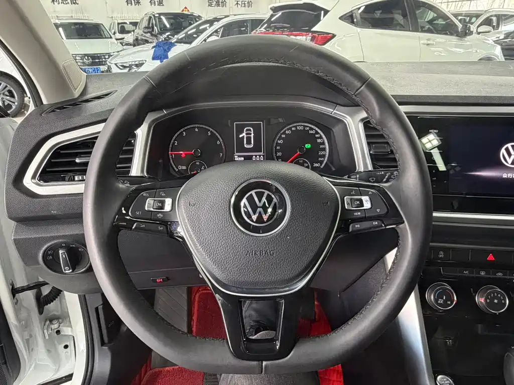 Volkswagen T-Roc 2023 — фото 11