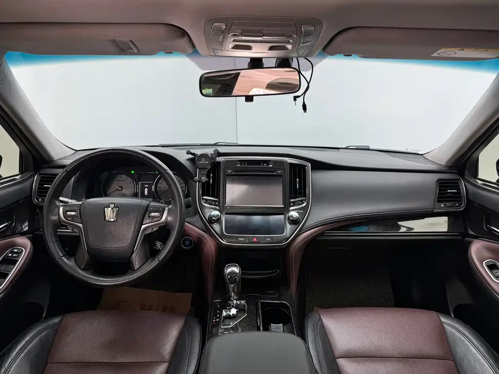 Toyota Crown 2018 — фото 18