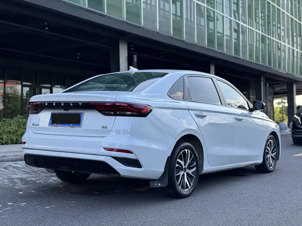 Geely Emgrand 2022 — фото 10