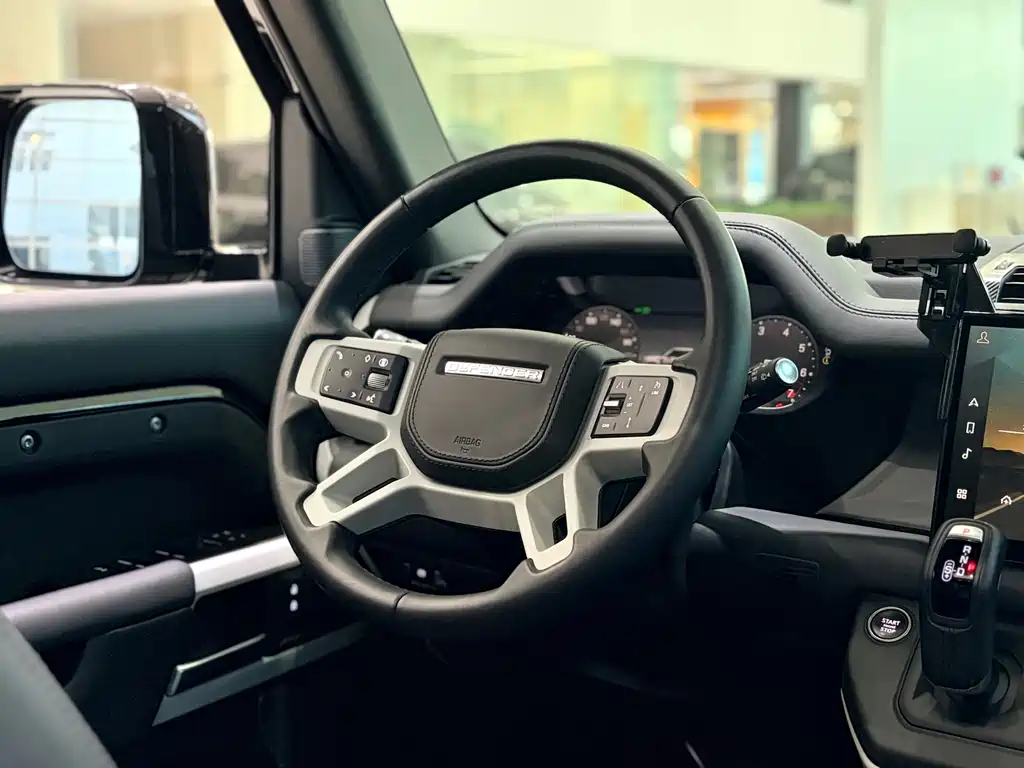 Land Rover Defender 2023 — фото 13