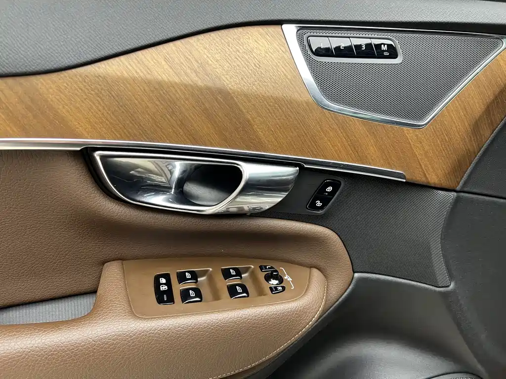 Volvo XC90 2020 — фото 11