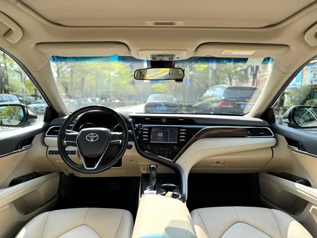 Toyota Camry 2018 — фото 8