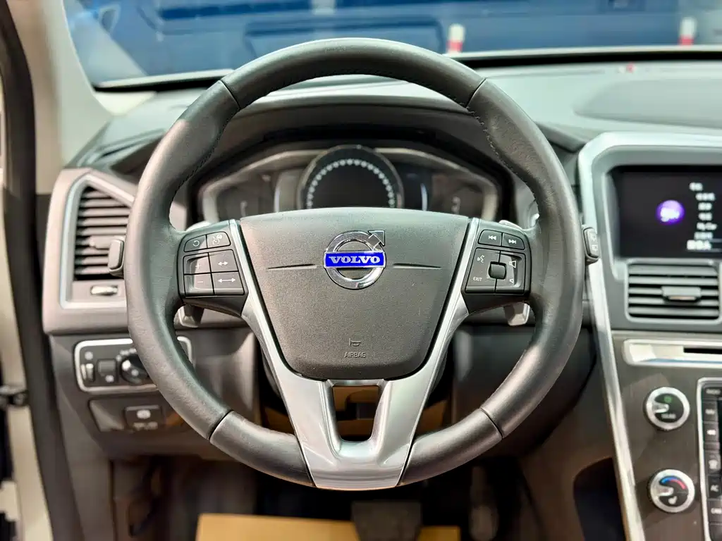 Volvo XC60 2015 — фото 12