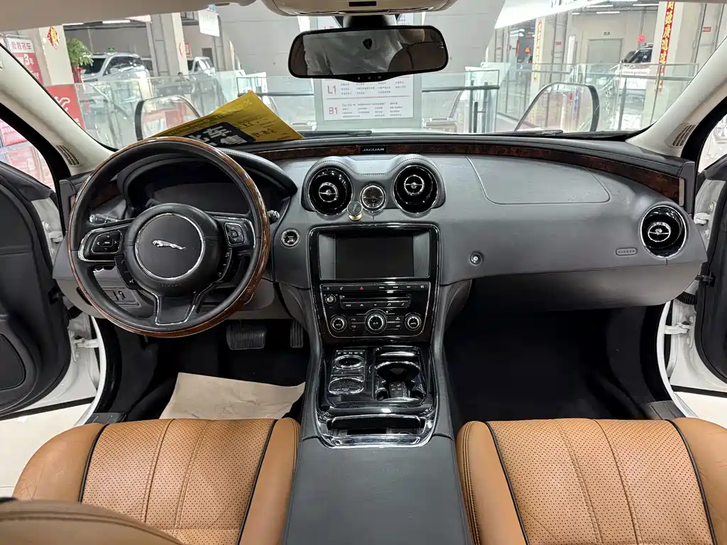 Jaguar XJ 2015 — фото 4
