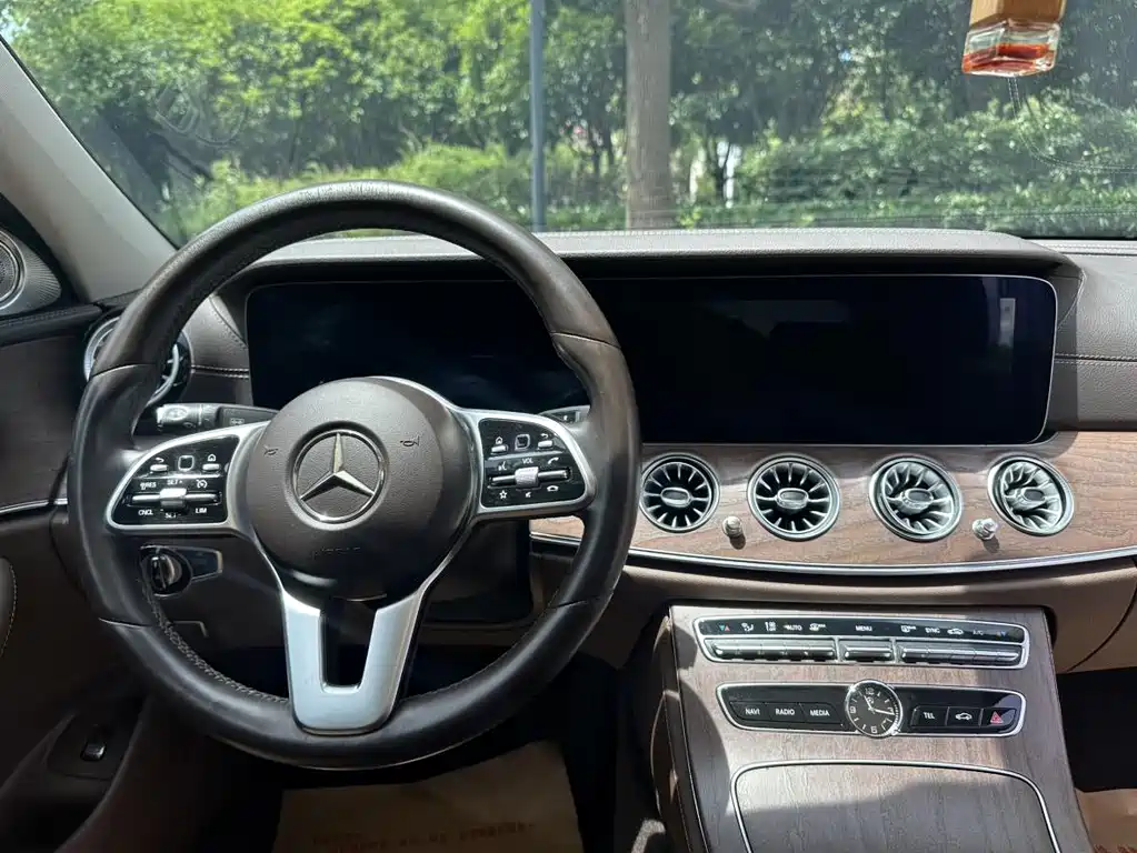 Mercedes-Benz E-Class 2020 — фото 19