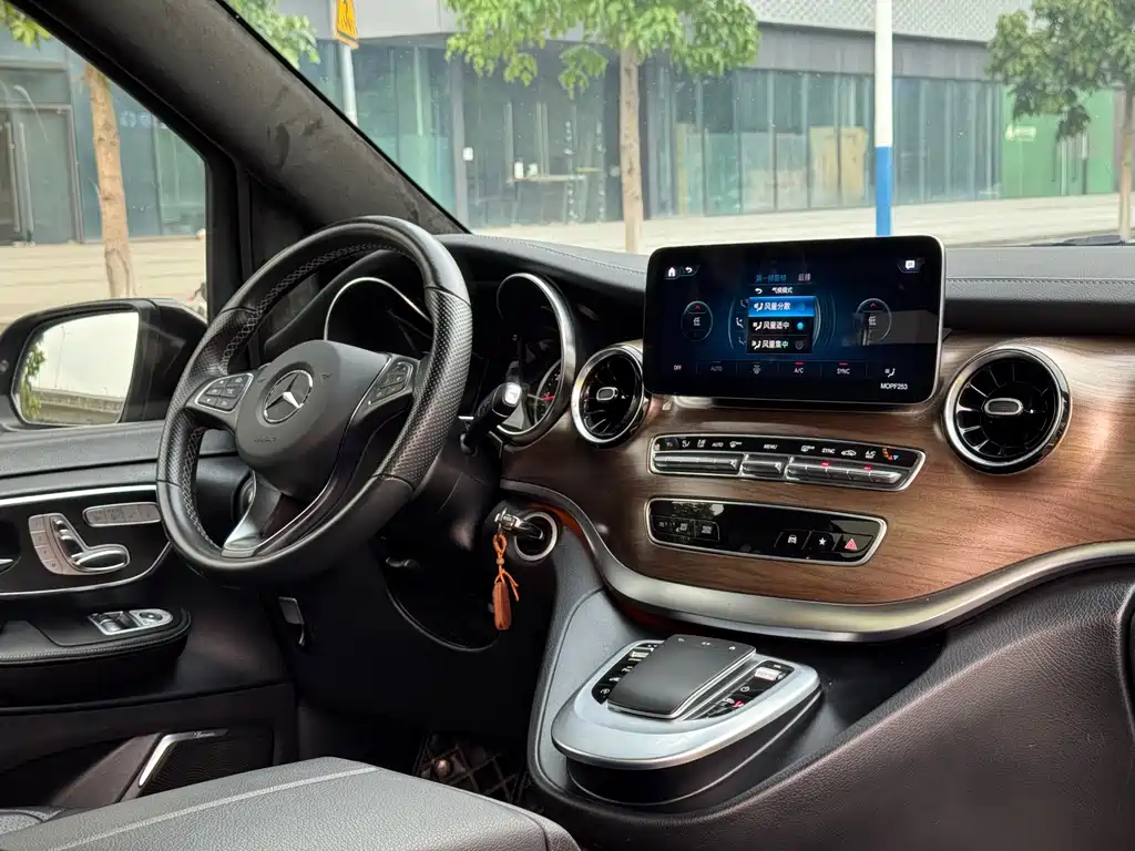Mercedes-Benz V-Class 2021 — фото 11