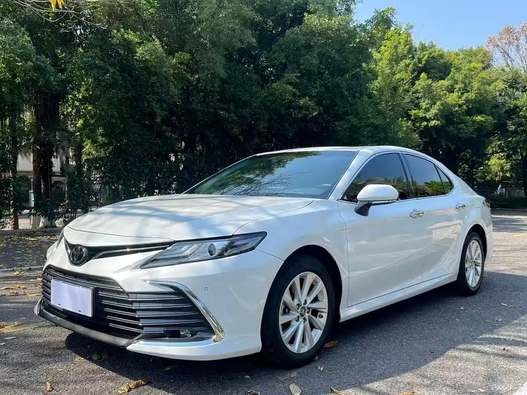 Toyota Camry 2023 — фото 1