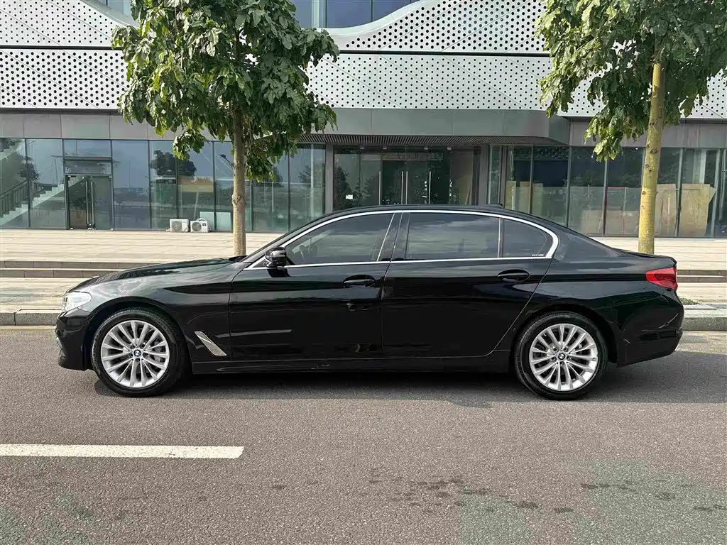 BMW 5 Series 2019 — фото 10