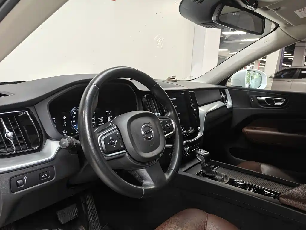 Volvo XC60 2019 — фото 12