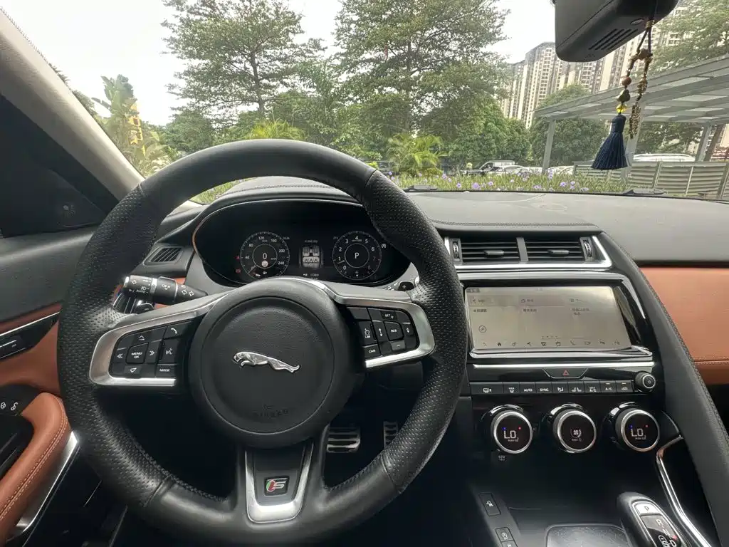Jaguar E-PACE 2019 — фото 13