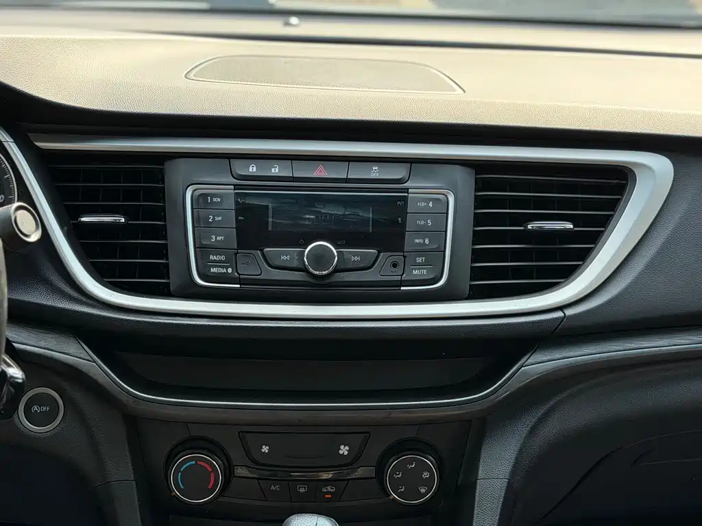 Buick Excelle 2018 — фото 11