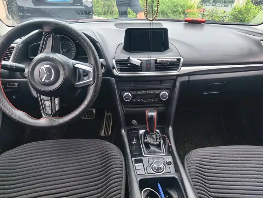 Mazda 3 Axela 2018 — фото 12