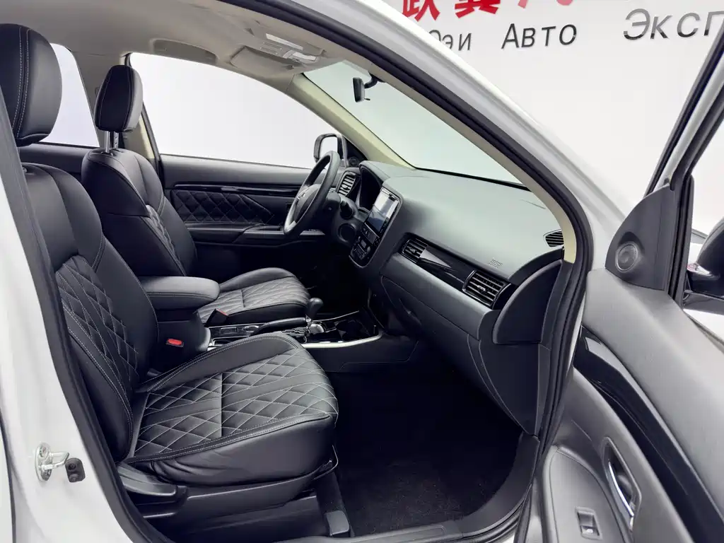 Mitsubishi Outlander 2022 — фото 11
