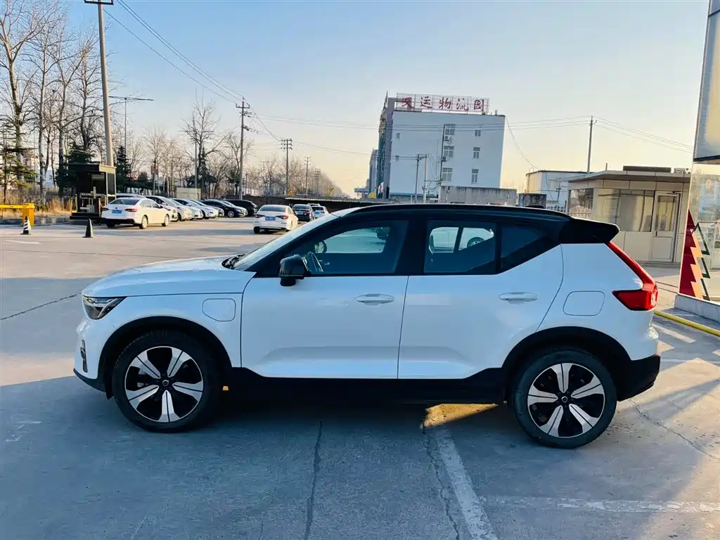 Volvo XC40 NEV 2023 — фото 3