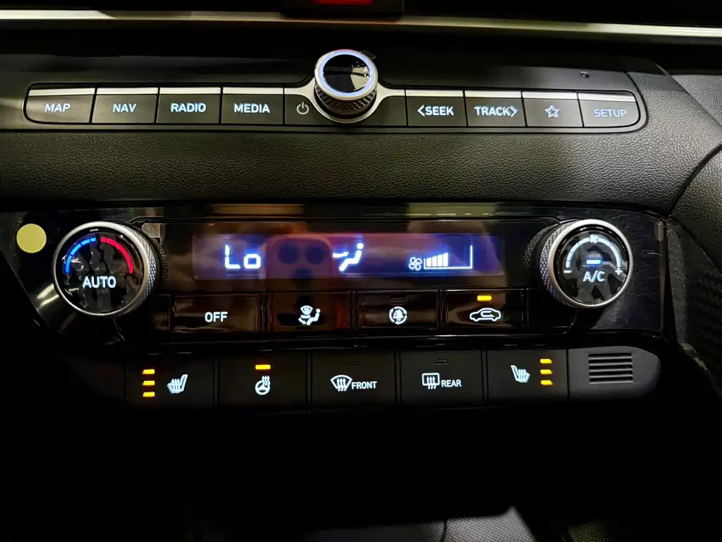 Hyundai Elantra 2023 — фото 8