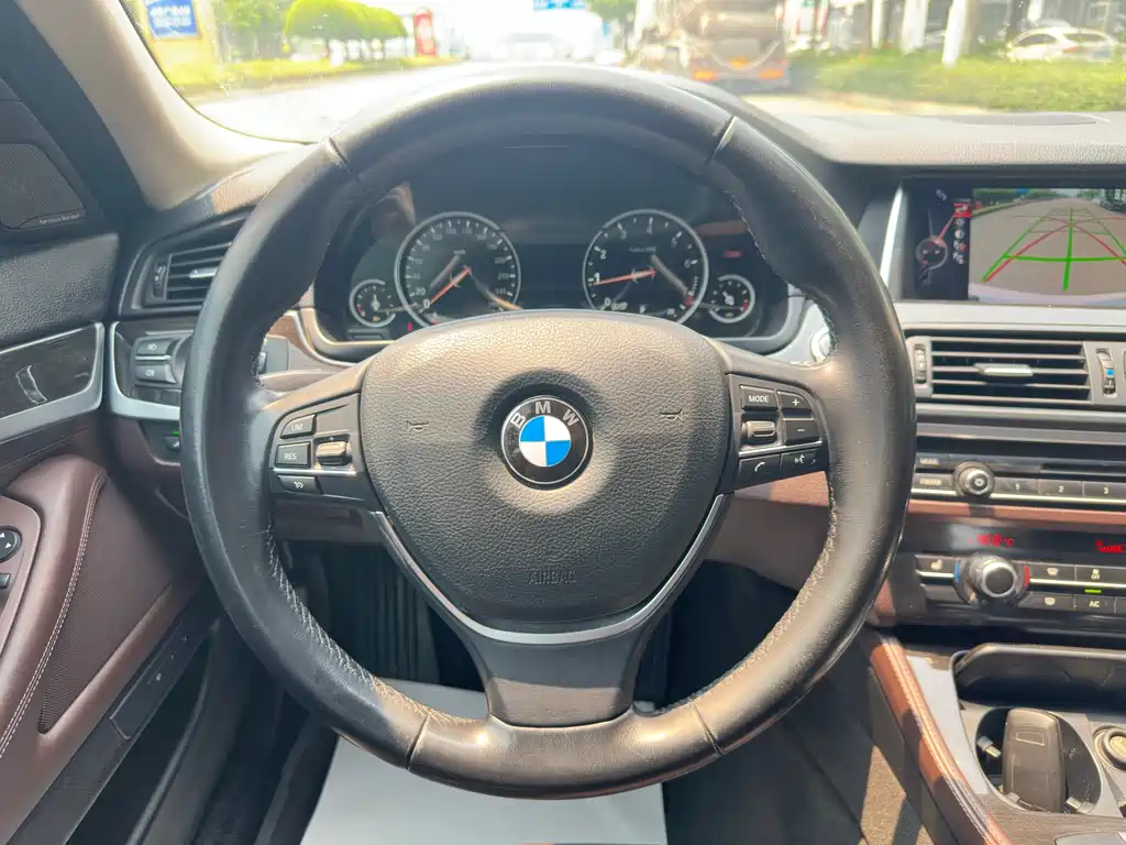 BMW 5 Series 2016 — фото 12