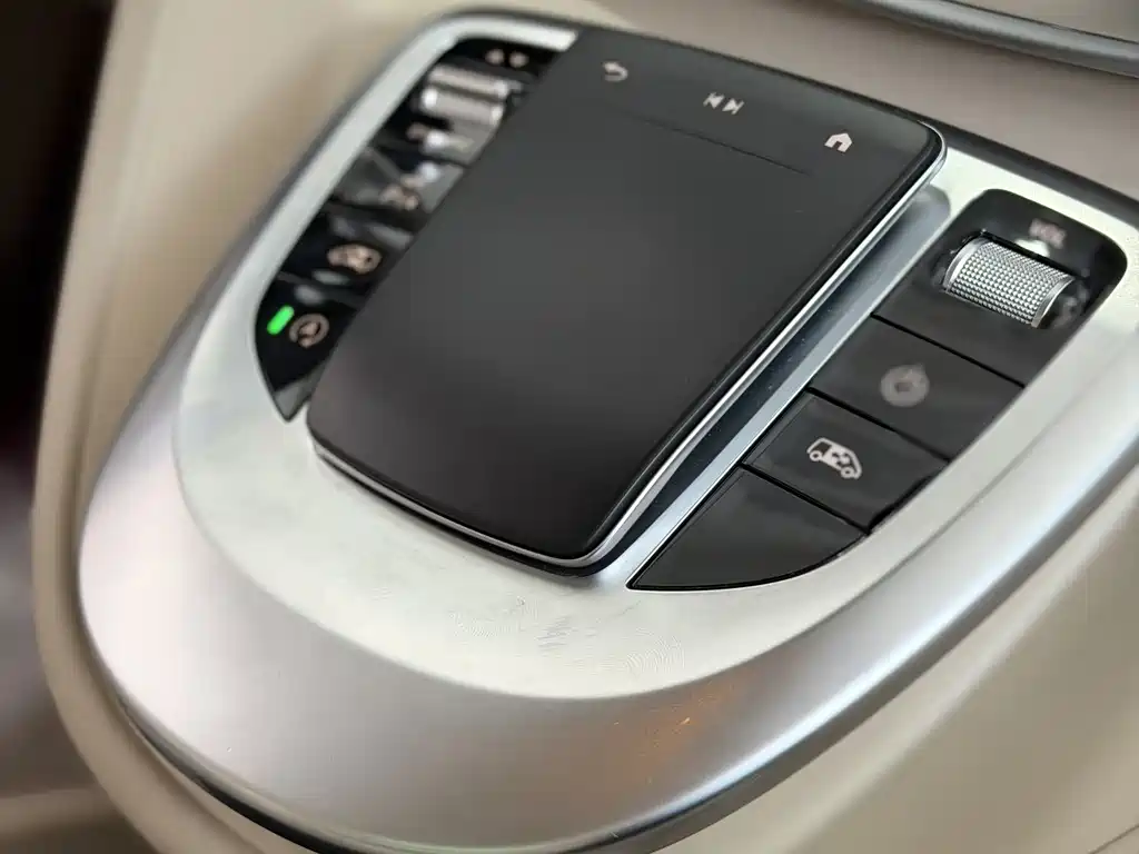 Mercedes-Benz V-Class 2023 — фото 10