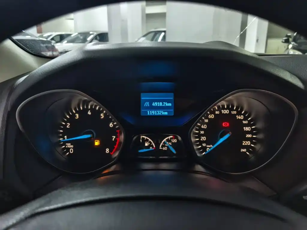 Ford Focus 2018 — фото 12