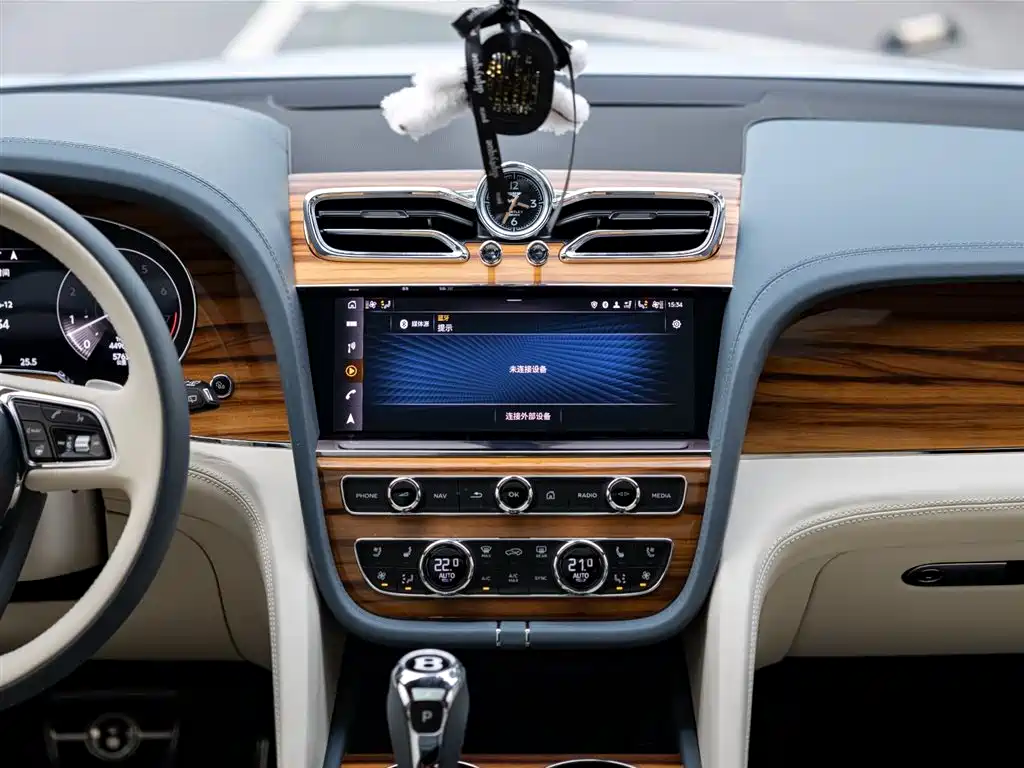 Bentley Bentayga 2023 — фото 14