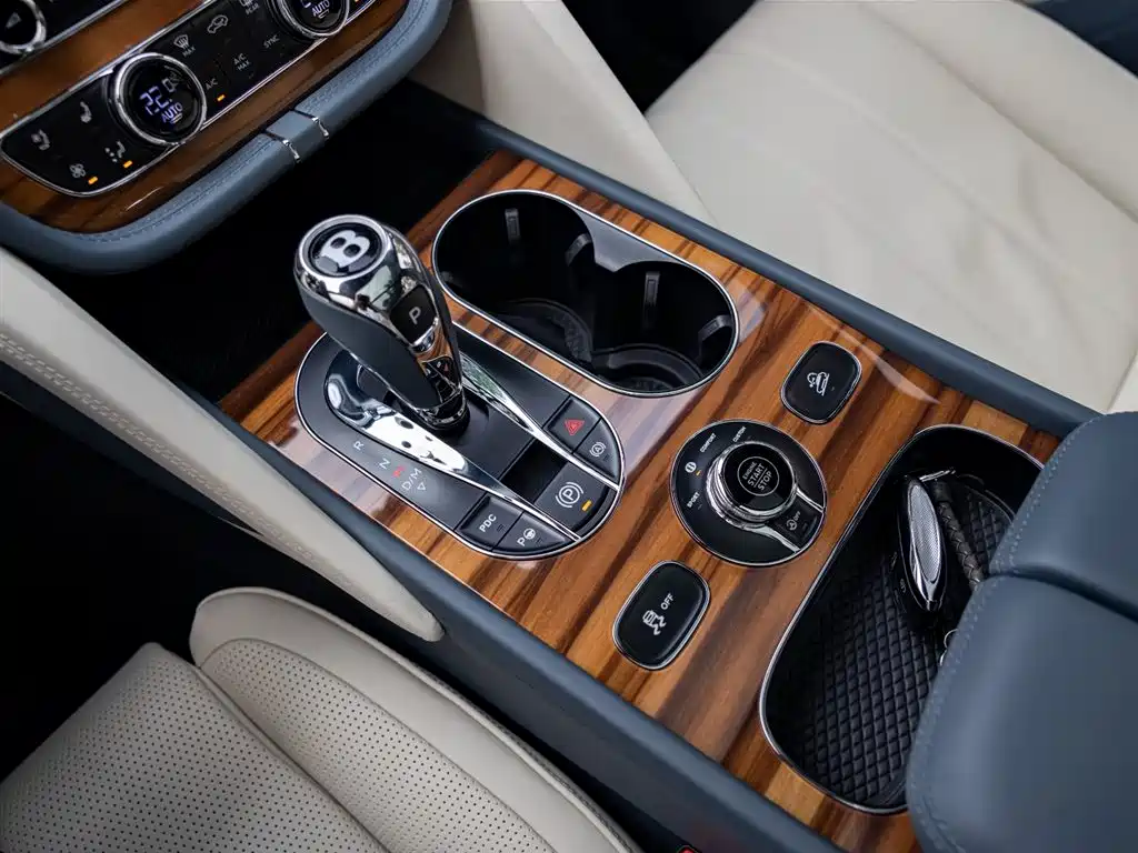 Bentley Bentayga 2023 — фото 15