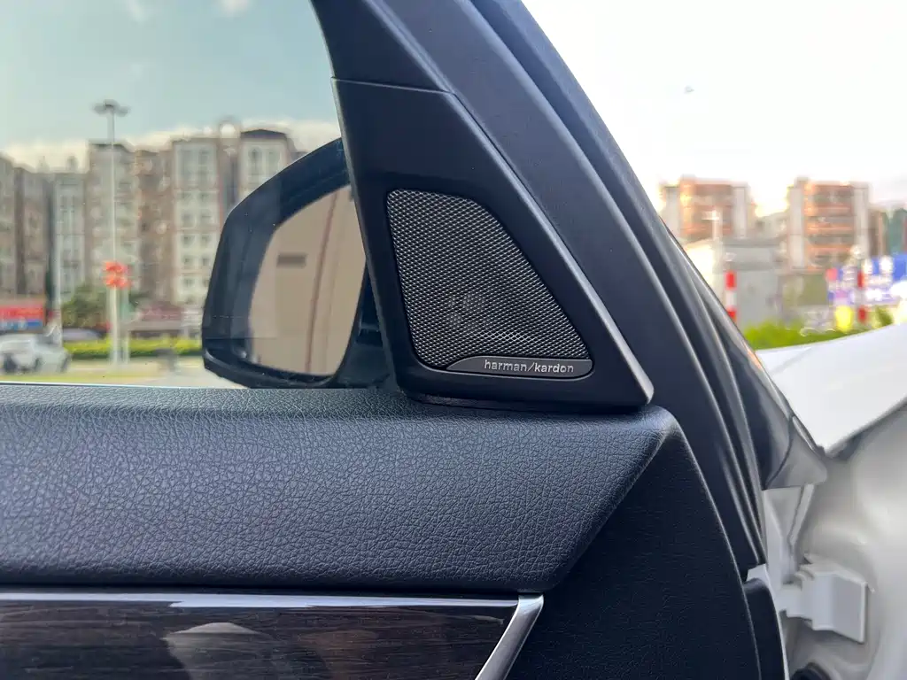 BMW 5 Series 2017 — фото 13