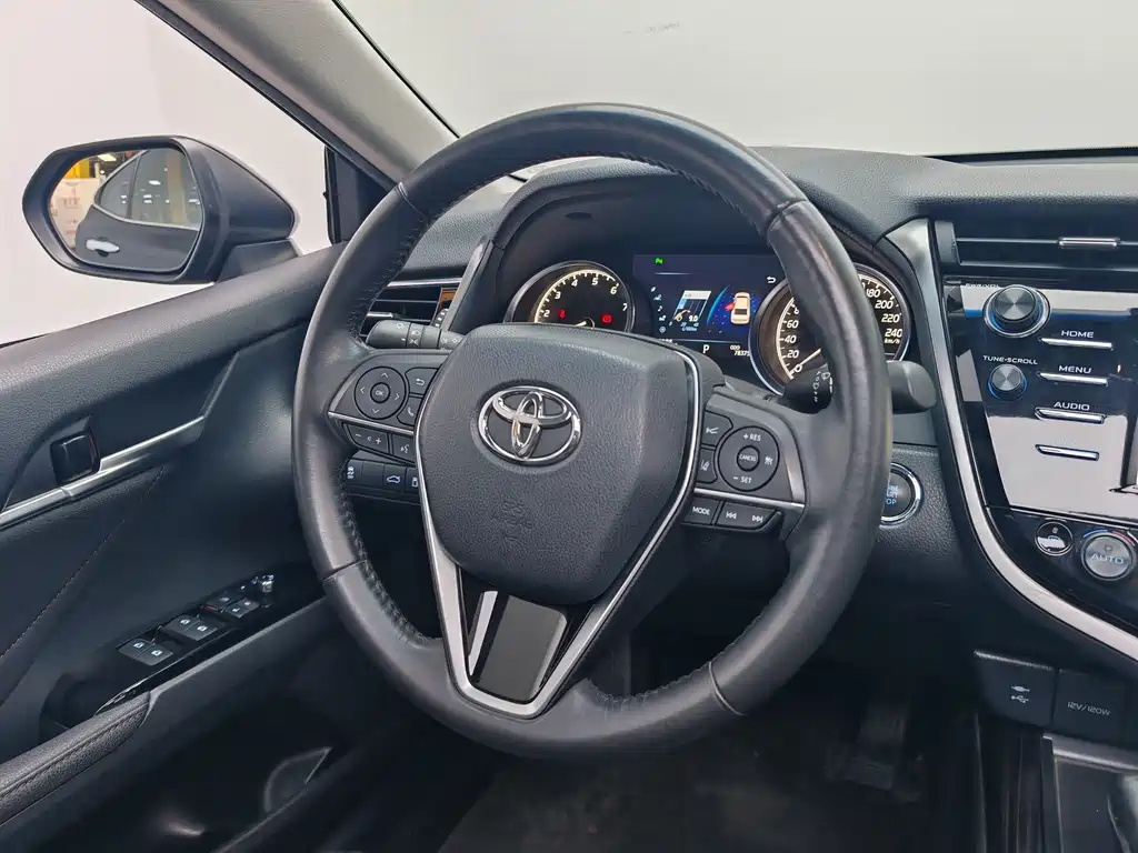 Toyota Camry 2018 — фото 16
