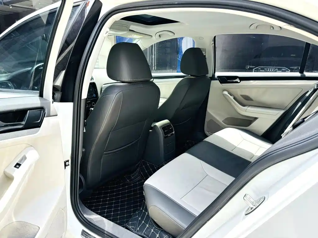 Volkswagen Sagitar 2015
