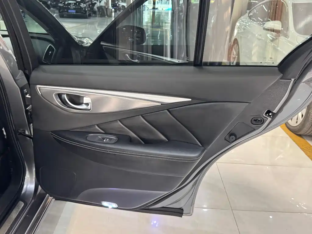 Infiniti Q50L 2017 — фото 26