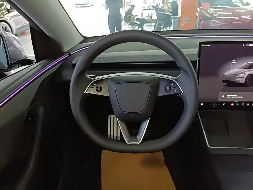 Tesla Model Y 2025 — фото 11