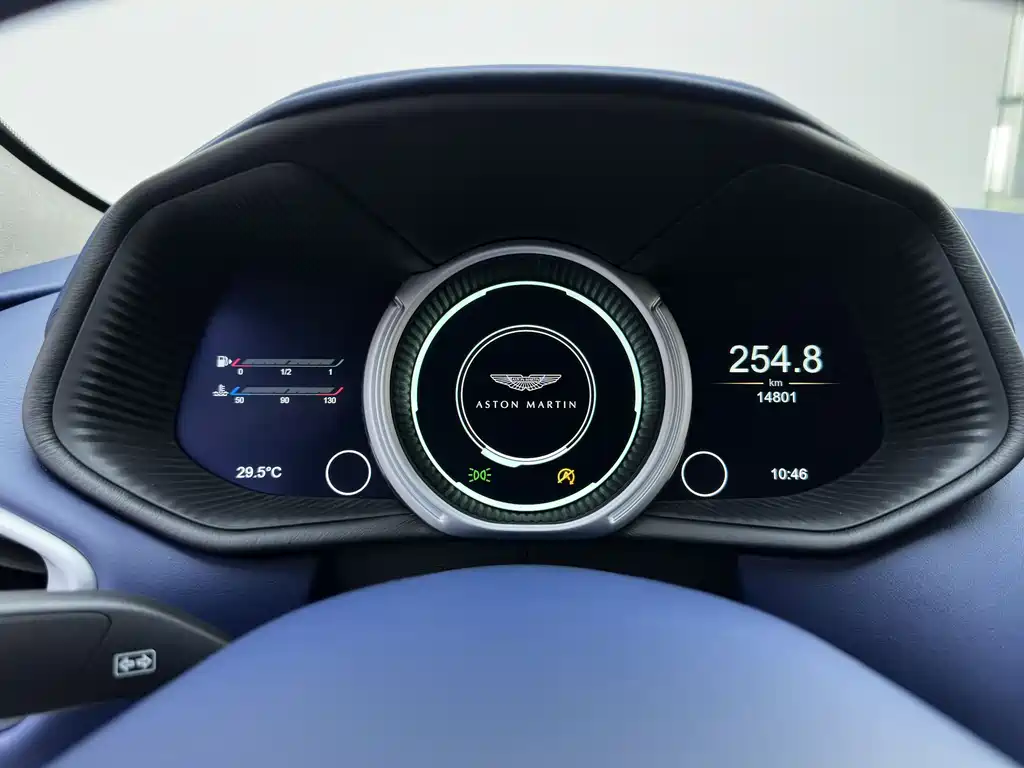 Aston Martin DB11 2020 — фото 15