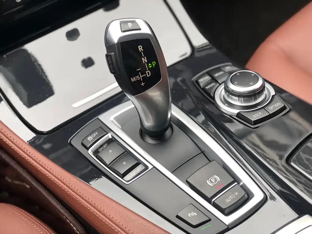 BMW 5 Series 2016 — фото 13