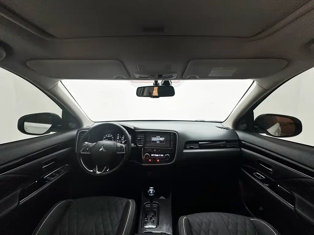 Mitsubishi Outlander 2023 — фото 10