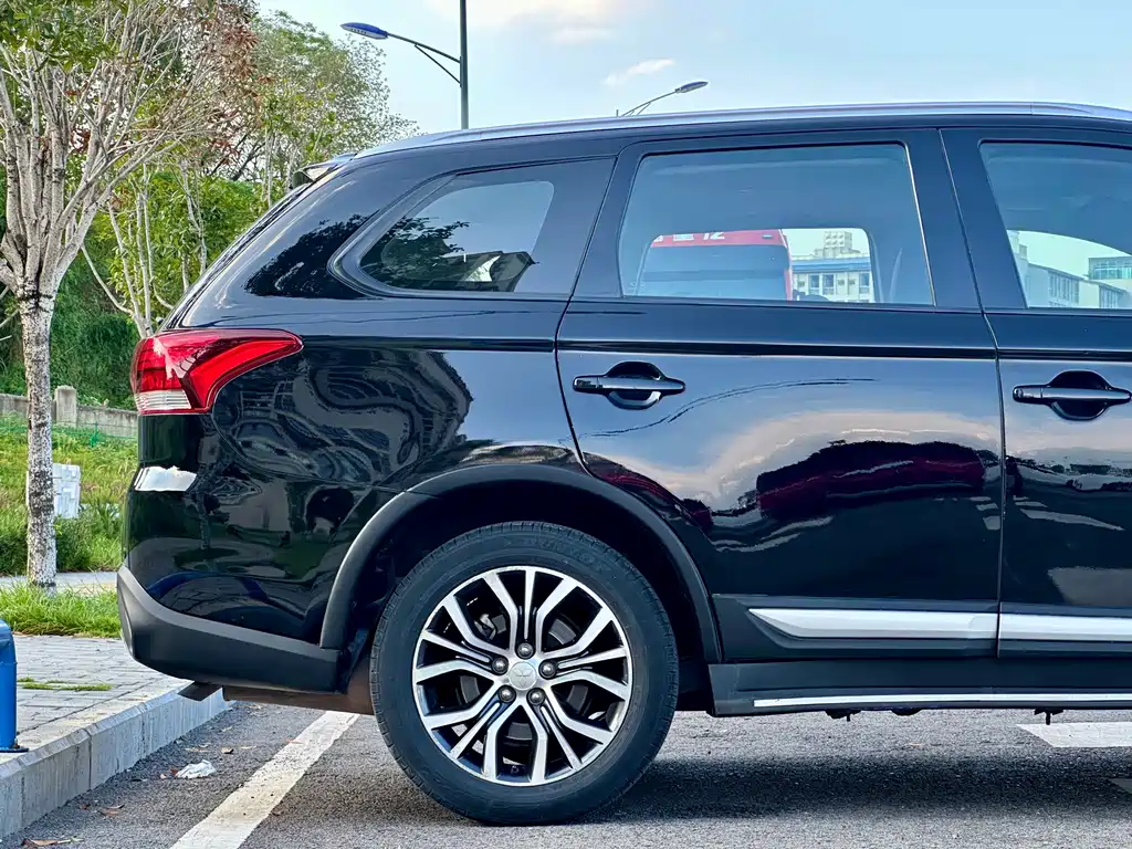 Mitsubishi Outlander 2018 — фото 12